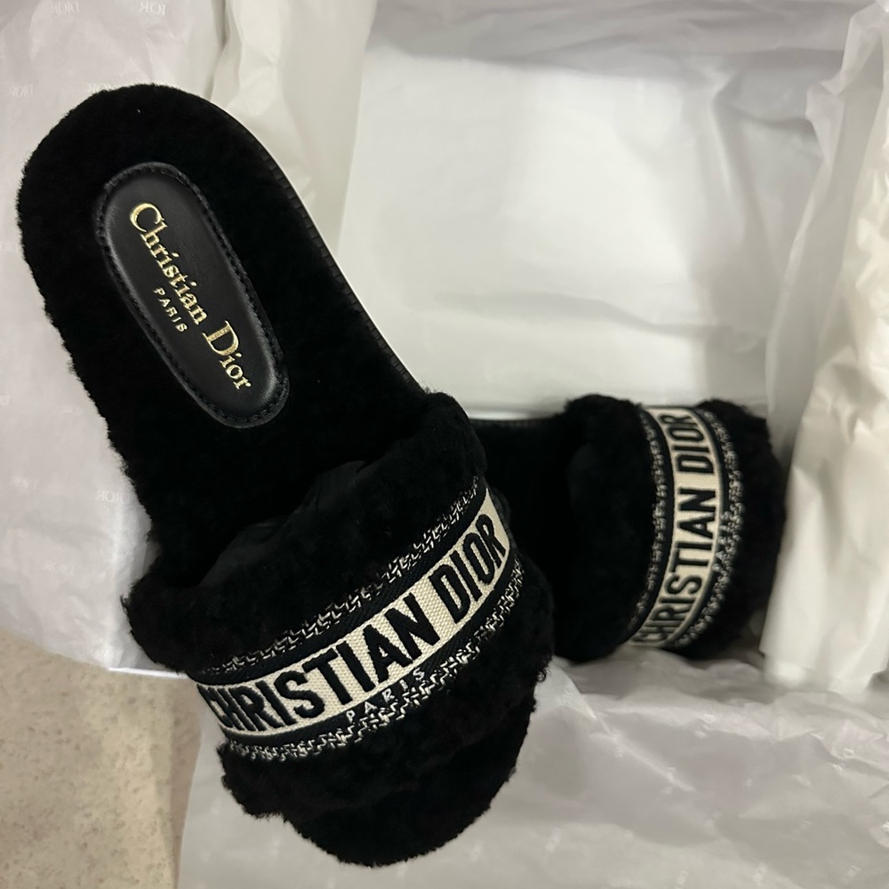 AUTHENTIC DWAY DIOR SHEARLING SLIDE SANDAL. Black and white color way.
